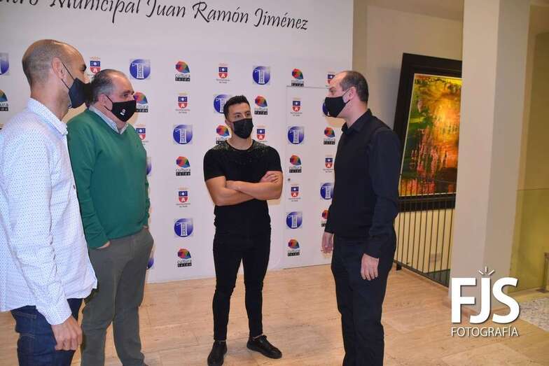 El concejal de Cultura, Juan Martel, con el gerente de Gestel, Jesús Suárez, el cantante Elías Uche y el promotor artístico Juanfra Suárez/Francisco Javier Santana